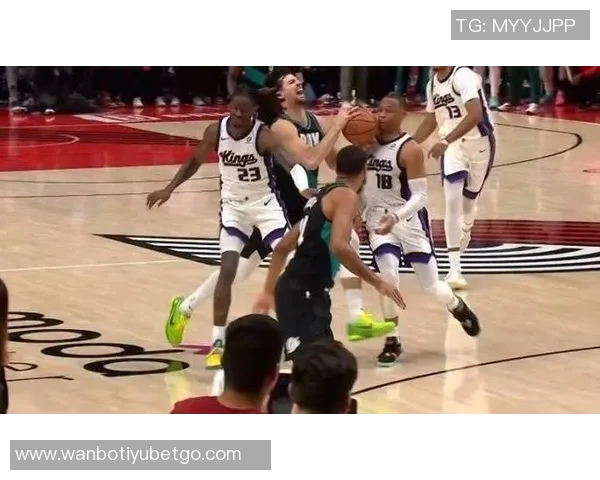 萨尔故意推倒克洛尼并撞击CJ裁判升级判罚为恶意犯规引发热议